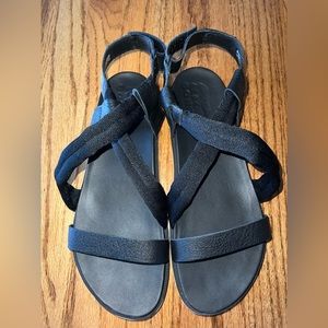Black SOREL roaming Decon sandal size 8